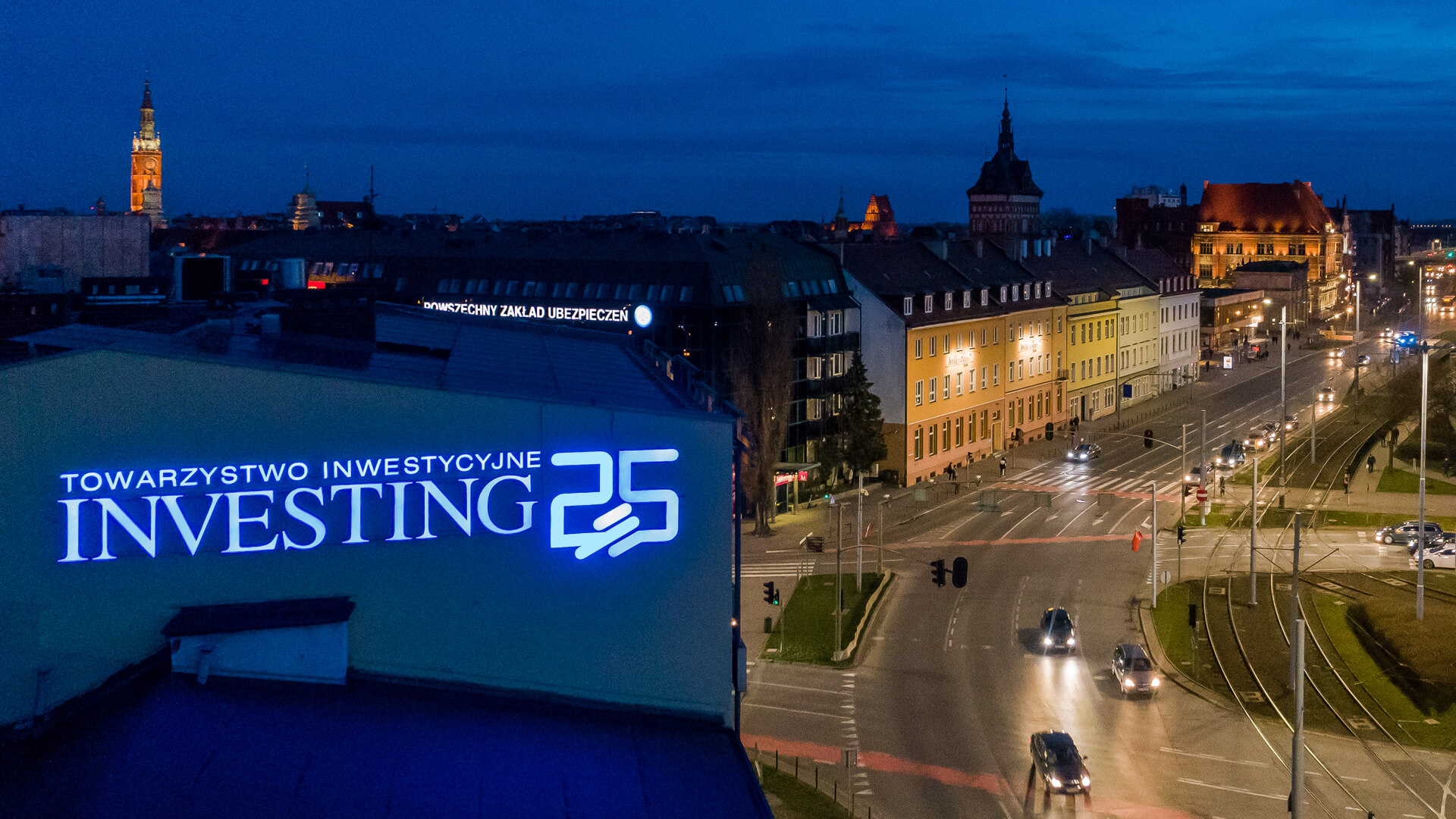 investing-litery-świetlne-3D-led-litery-na-budynku-reklama-litery-podśwetlane-logo-firmy-na-elewacji-litery-na-wysokości-na-budynku